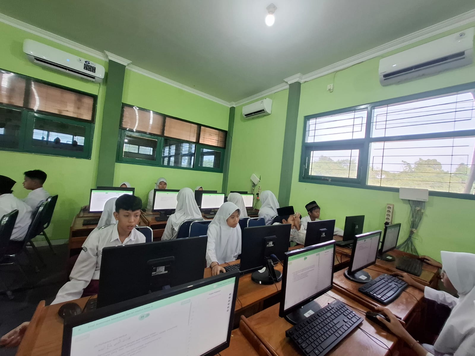 Wujudkan Madrasah Digital, Siswa Kelas 6 MIN 1 Bantul Taklukkan Asesmen Madrasah Berbasis JMD