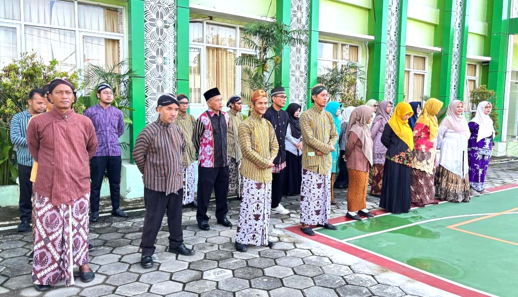 Lestarikan Tradisi di Hari Pendidikan, Pesona Busana Adat Warnai Hardiknas di MAN 4 Bantul