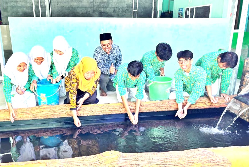 Wujudkan Madrasah Hijau, MAN 4 Bantul Tebar Ikan untuk Perkuat Konservasi Air