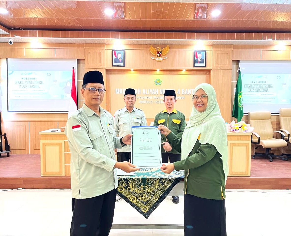 Prosesi Penyerahan Akta Nota Jabatan Warnai Pisah Sambut Kepala TU MAN 4 Bantul