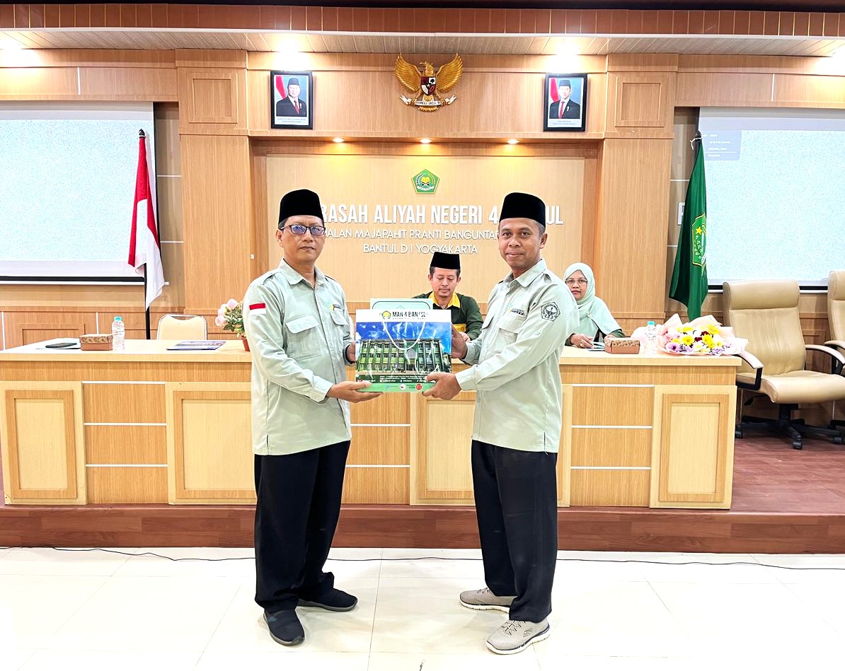 Apresiasi Dedikasi, MAN 4 Bantul Serahkan Cinderamata dalam Pisah Sambut Kepala Tata Usaha