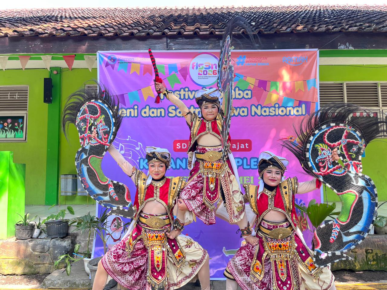 Aksi Gagah "Beksan Turangga" Bawa Trio Penari MIN 1 Bantul Naik Podium FLS3N!