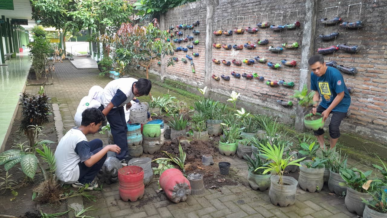 Kader Adiwiyata MTsN 1 Bantul Semangat Bebenah Menghadapi Adiwiyata Nasional