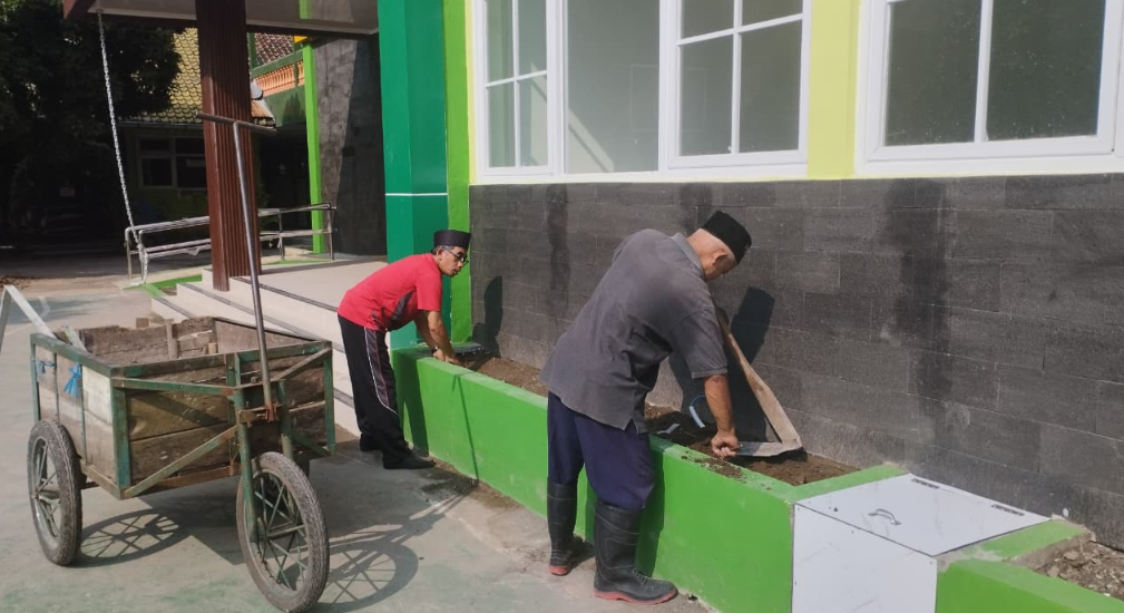 Usai Serah Terima Gedung SBSN, MTsN 6 Bantul Lakukan Penataan Lingkungan Sekitar Bangunan