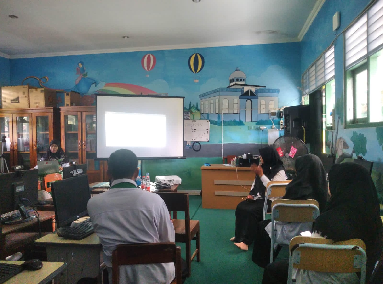 Sambut Anugerah GTK, Pengawas MIN 2 Bantul Dampingi Penyusunan Portofolio dan Simulasi Wawancara