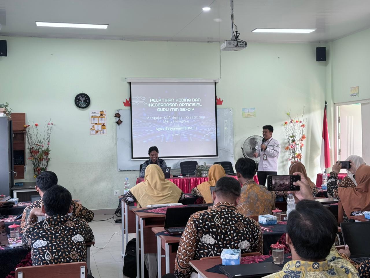 Pelatihan Koding dan AI Tahap 2 : Guru MIN 2 Bantul Praktik Langsung Koding dan AI
