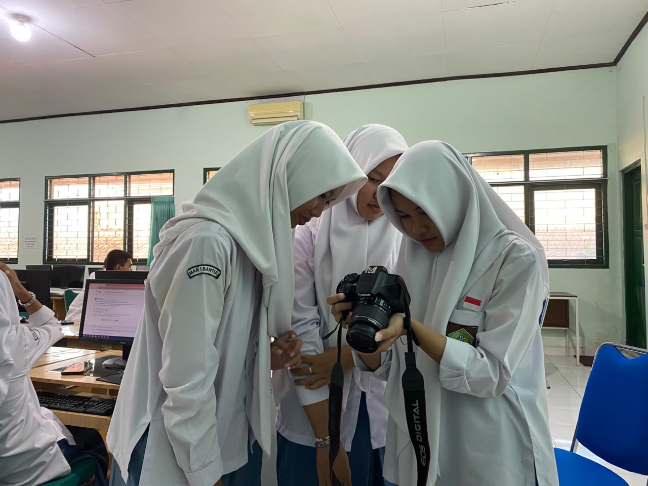 Antusias Belajar Fotografi, Siswa X E 5 MAN 1 Bantul Praktikum Kamera DSLR