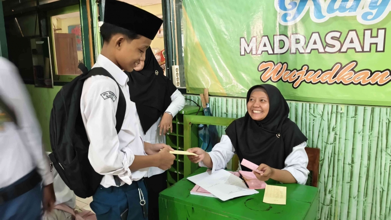 Kepala Perpustakaan Raudhatul Ulum MTsN 2 Bantul Turun Langsung Layani Pengembalian Buku Kelas IX   