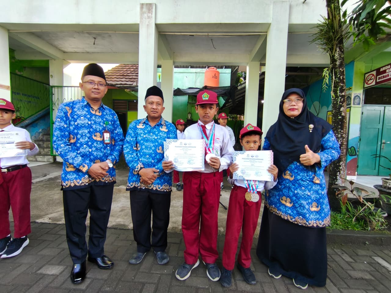 Pemberian Pialauntuk siswa berprestasi setiap hari  senin 