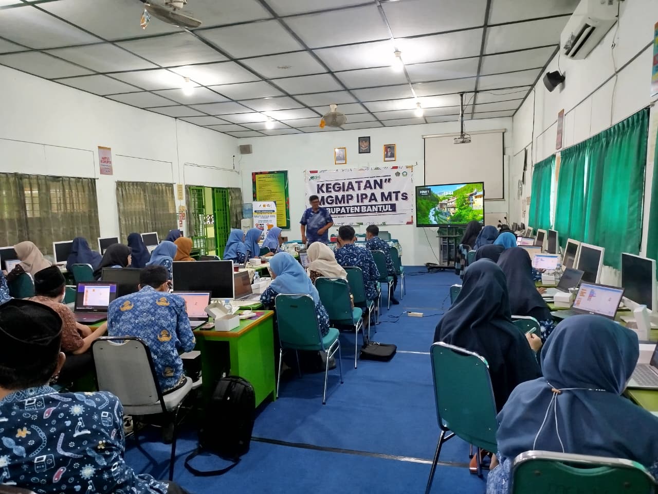 Guru IPA MTsN 9 Bantul Ikuti Workshop Pembelajaran IPA Berbasis Coding