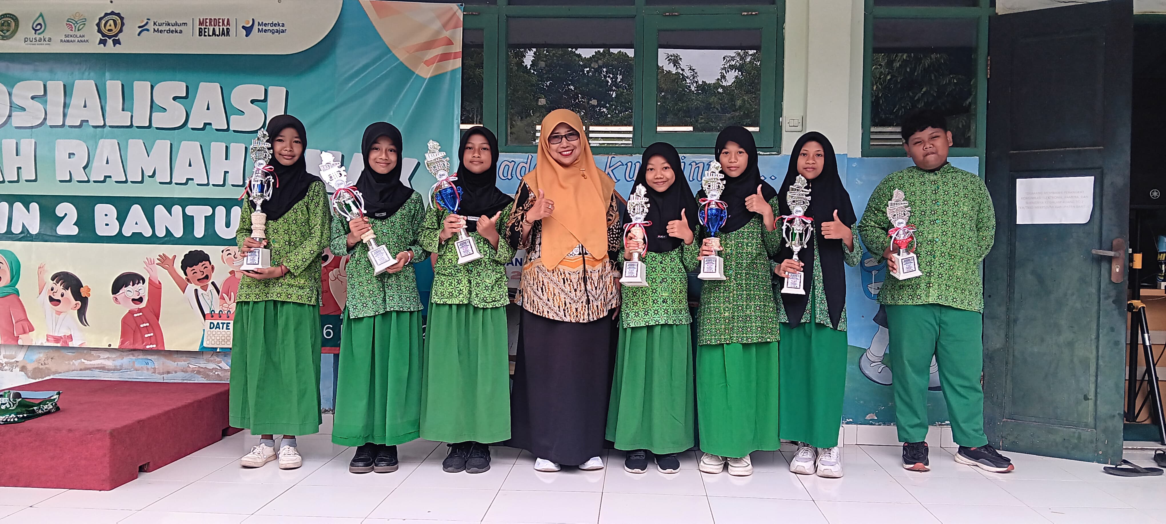 Bangga Berprestasi! MIN 2 Bantul Gelar Penyerahan Trofi Juara Drumband
