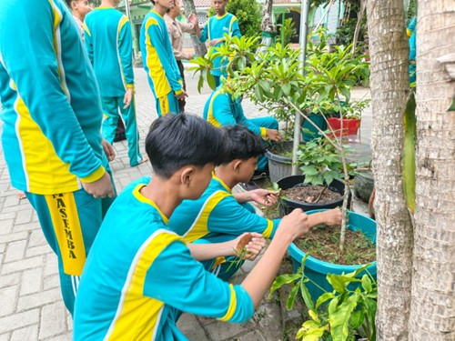 Dari Halaman MTsN 9 Bantul untuk Bumi, Siswa Rawat Tanaman Peringati Hari Keanekaragaman Hayati