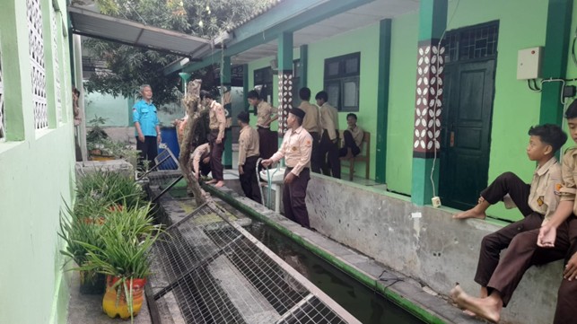 Jaga Ekosistem Madrasah, Siswa MTsN 9 Bantul Bersihkan Kolam Ikan