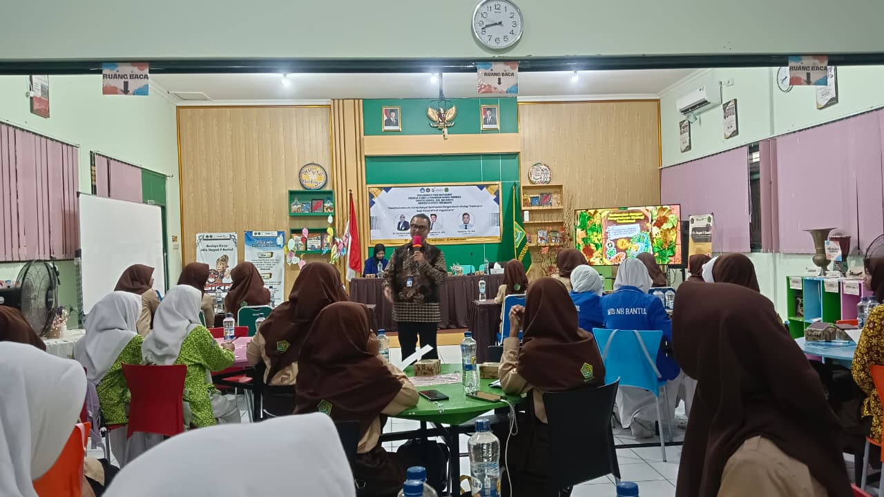 Pelatihan Menulis Cerita Rakyat Bertema Ekologi Tradisional Digelar di MTsN 9 Bantul