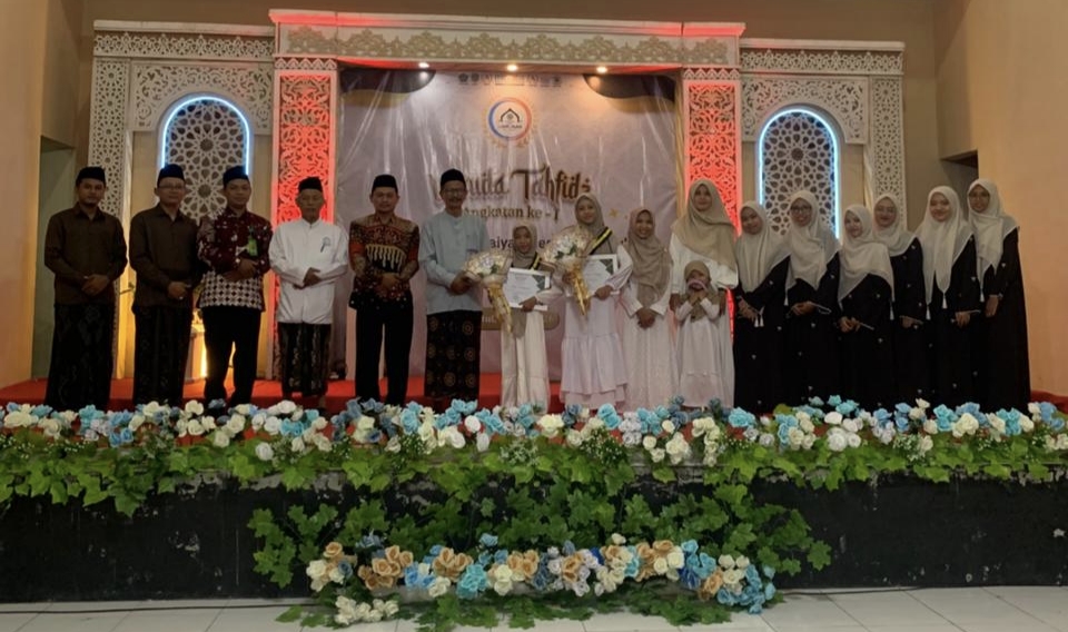 Dua Murid Ini Curi Perhatian dan Raih Penghargaan di Wisuda Tahfidz MIN 1 Bantul
