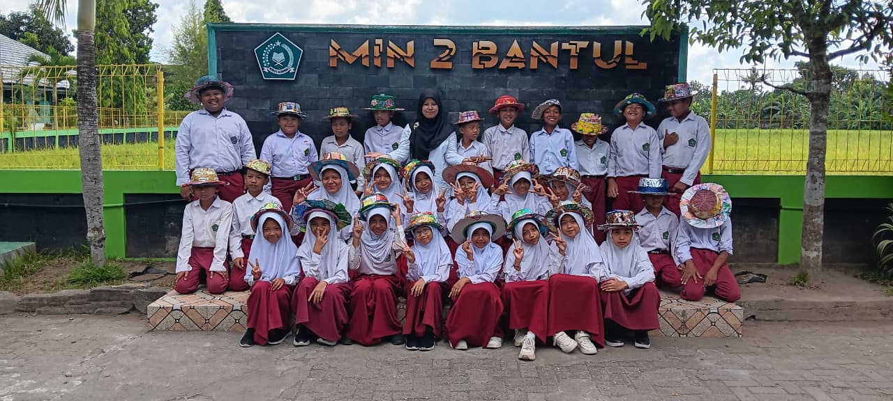 Siswa Kelas VB MIN 2 Bantul  Olah Sampah Plastik Menjadi Topi Unik