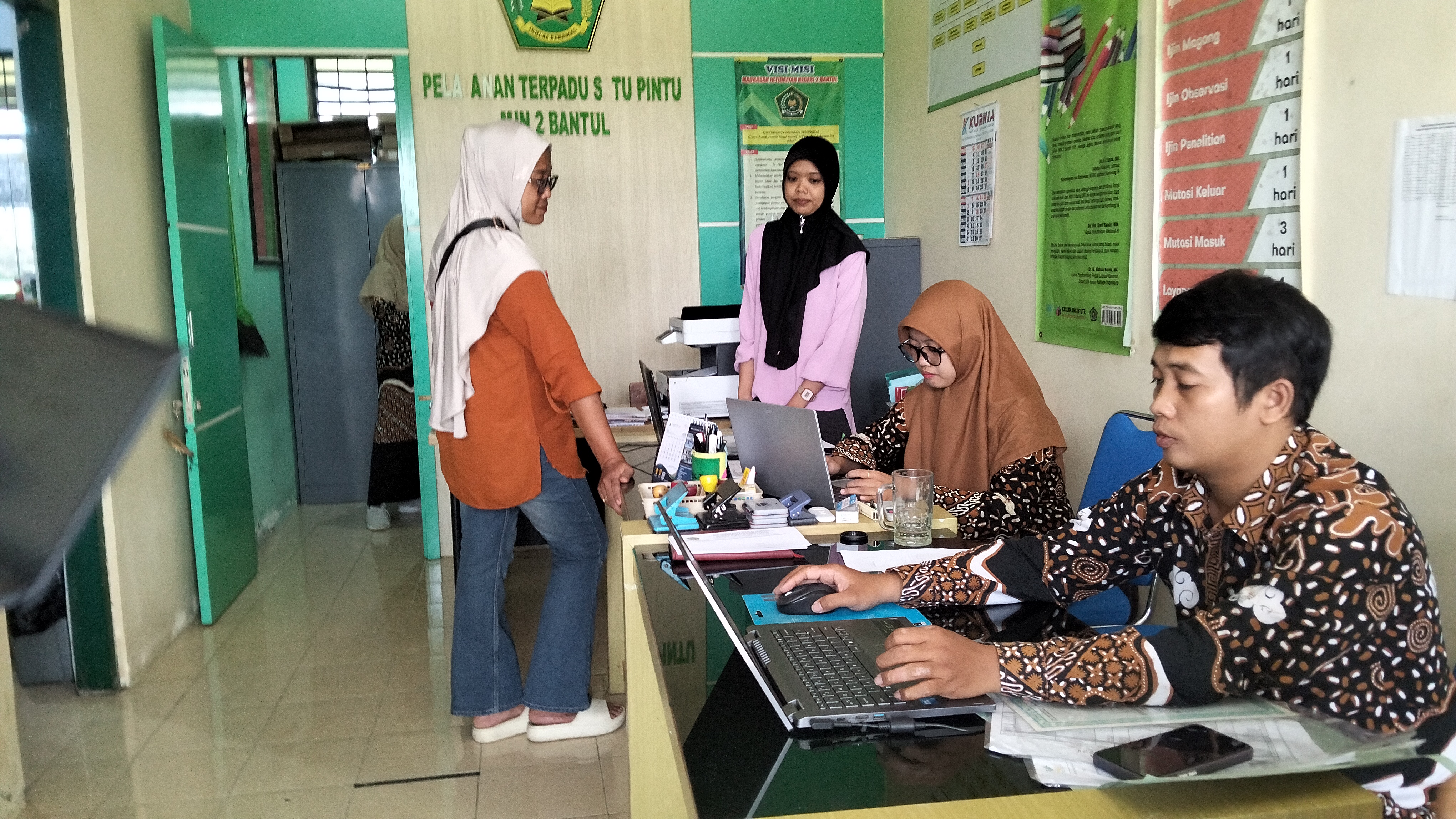Mudahkan Akses Pendidikan Lanjutan, MIN 2 Bantul Dampingi Pendaftaran MTs dan SMP