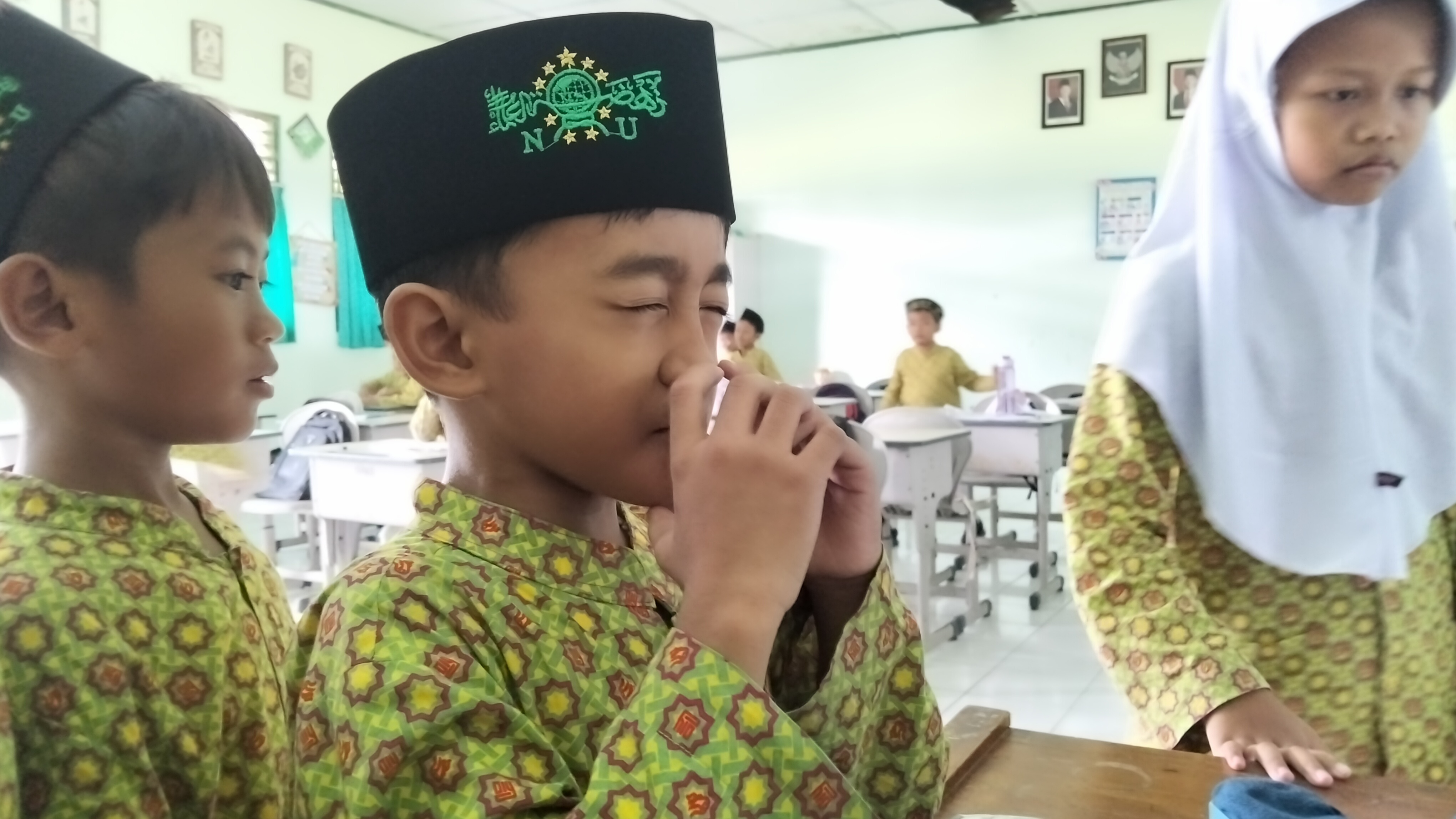 Semangat Menghafal Hadis, Siswa Kelas 1A MIN 2 Bantul Setorkan Hafalan Hadis Menuntut Ilmu