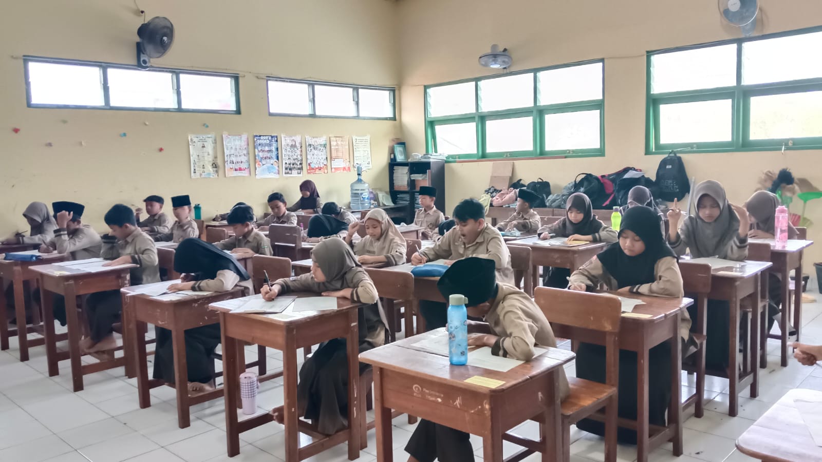 Hari Kedua ASAT di MIN 1 Bantul: Siswa Fokus, Dukungan Orang Tua Mengalir Deras