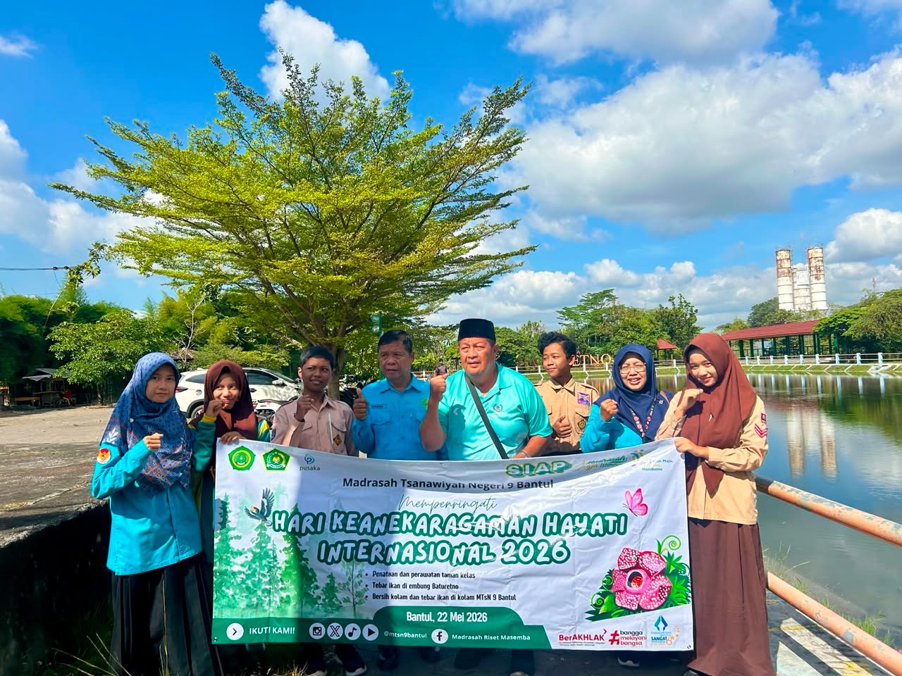Aksi Nyata Cinta Lingkungan, MTsN 9 Bantul Tebar Benih Ikan Bersama Lurah Baturetno