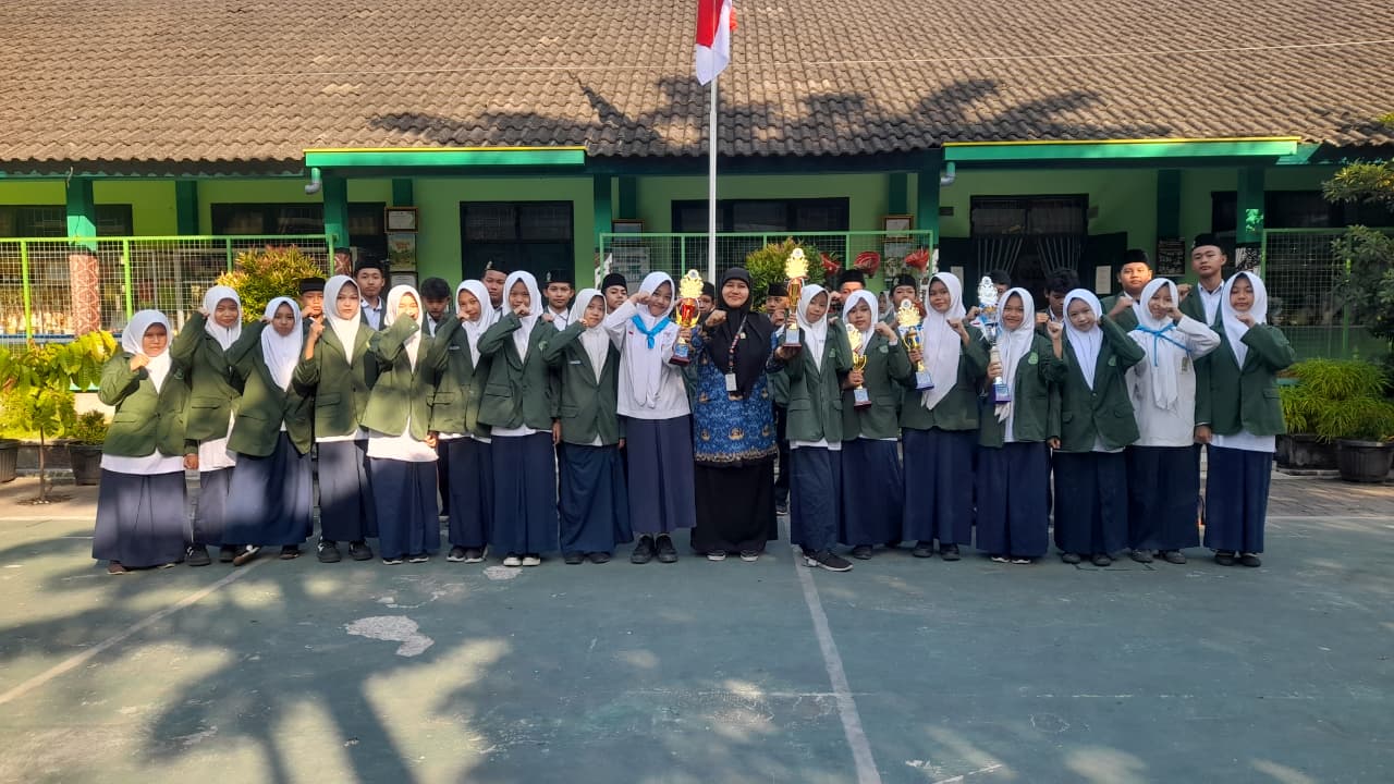 Penuh Kebanggaan, Atlet Karate dan Tim Drum Band MTsN 9 Bantul Persembahkan Prestasi