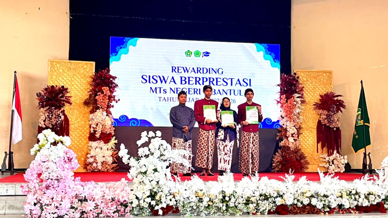 Raih Skor 100 TKAD, Tiga Siswa MTsN 9 Bantul Diberi Apresiasi