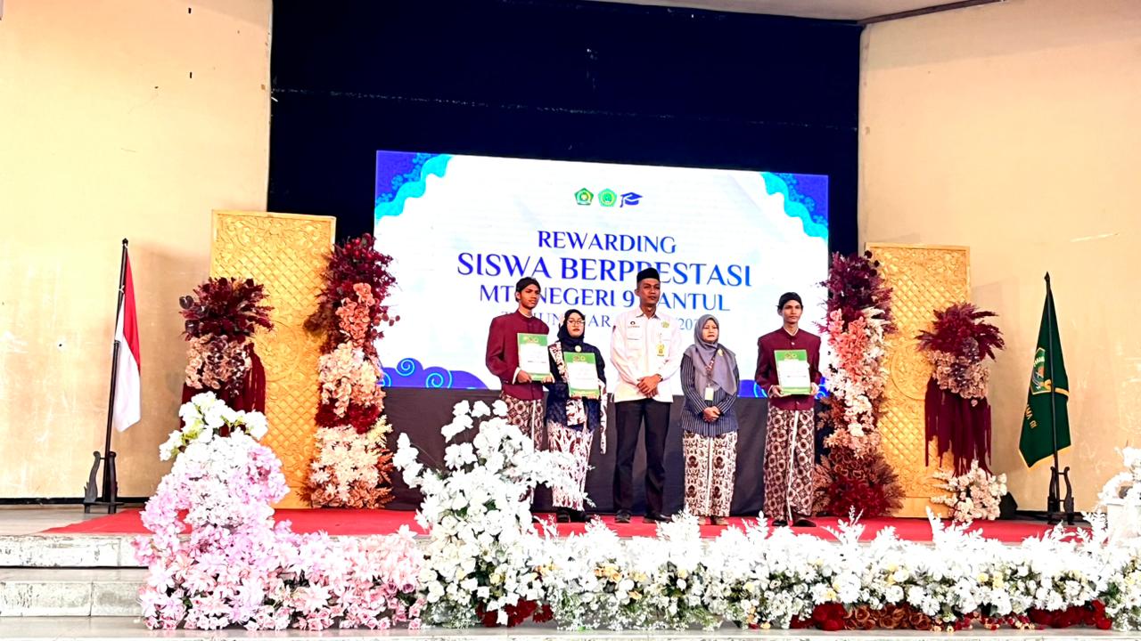 Tiga Murid MTsN 9 Bantul Raih Nilai Sempurna TKAD Bahasa Inggris