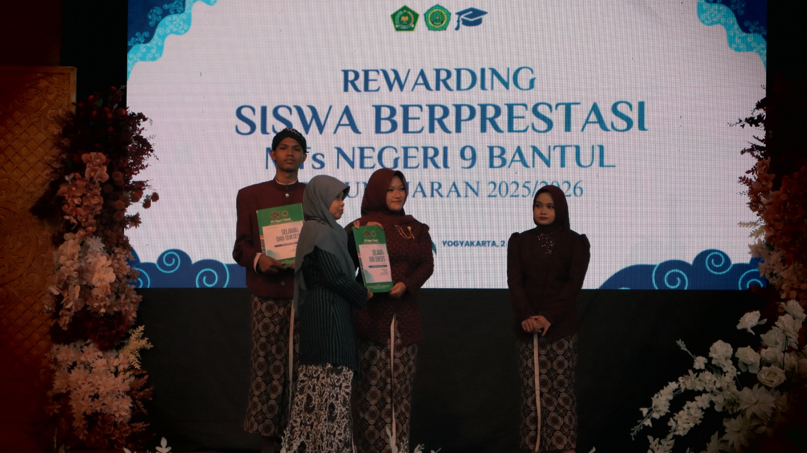 MTsN 9 Bantul Apresiasi Tiga Murid Kelas IX Peraih Nilai Tertinggi Ujian Madrasah