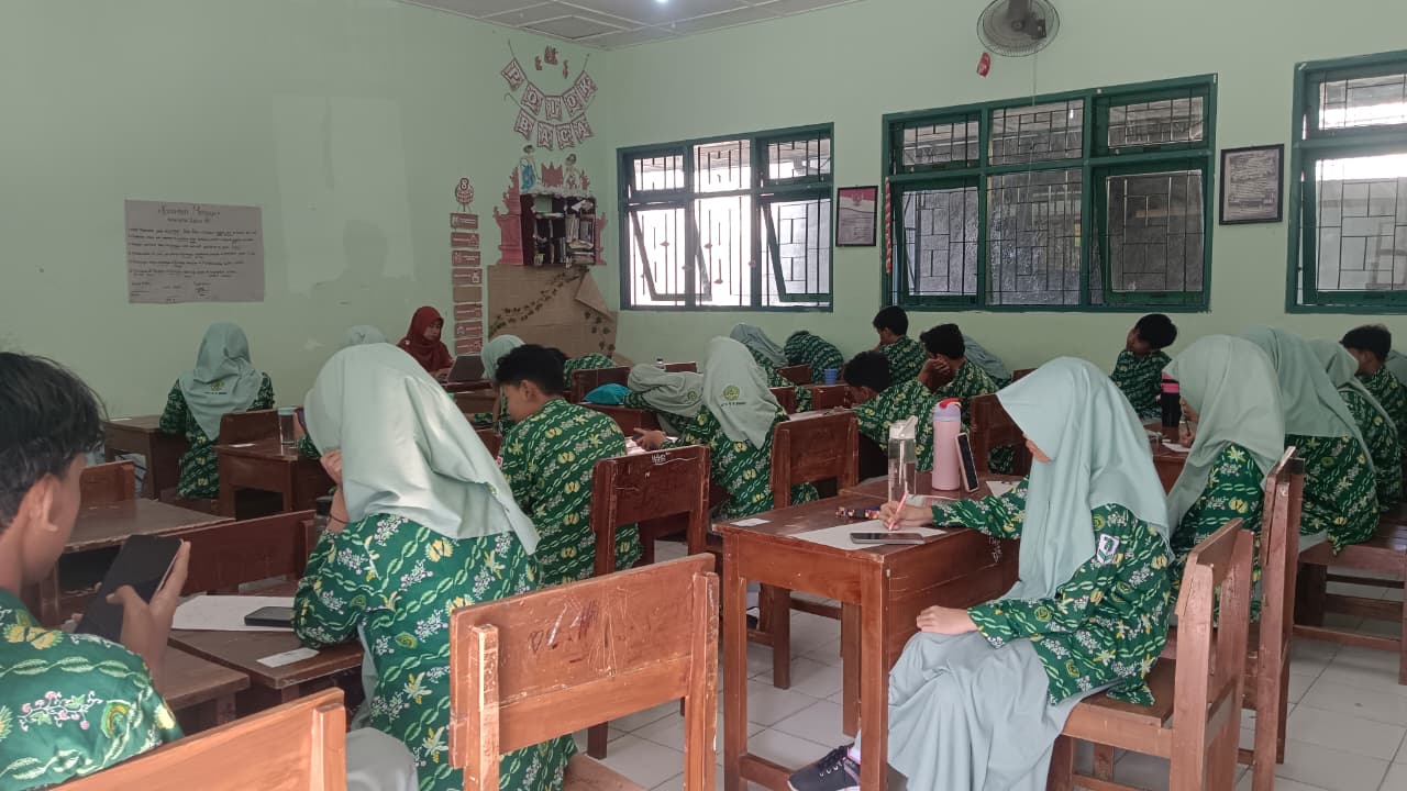 Kepala MTsN 9 Bantul Apresiasi Kedisiplinan Peserta pada Hari Kedua ASAT