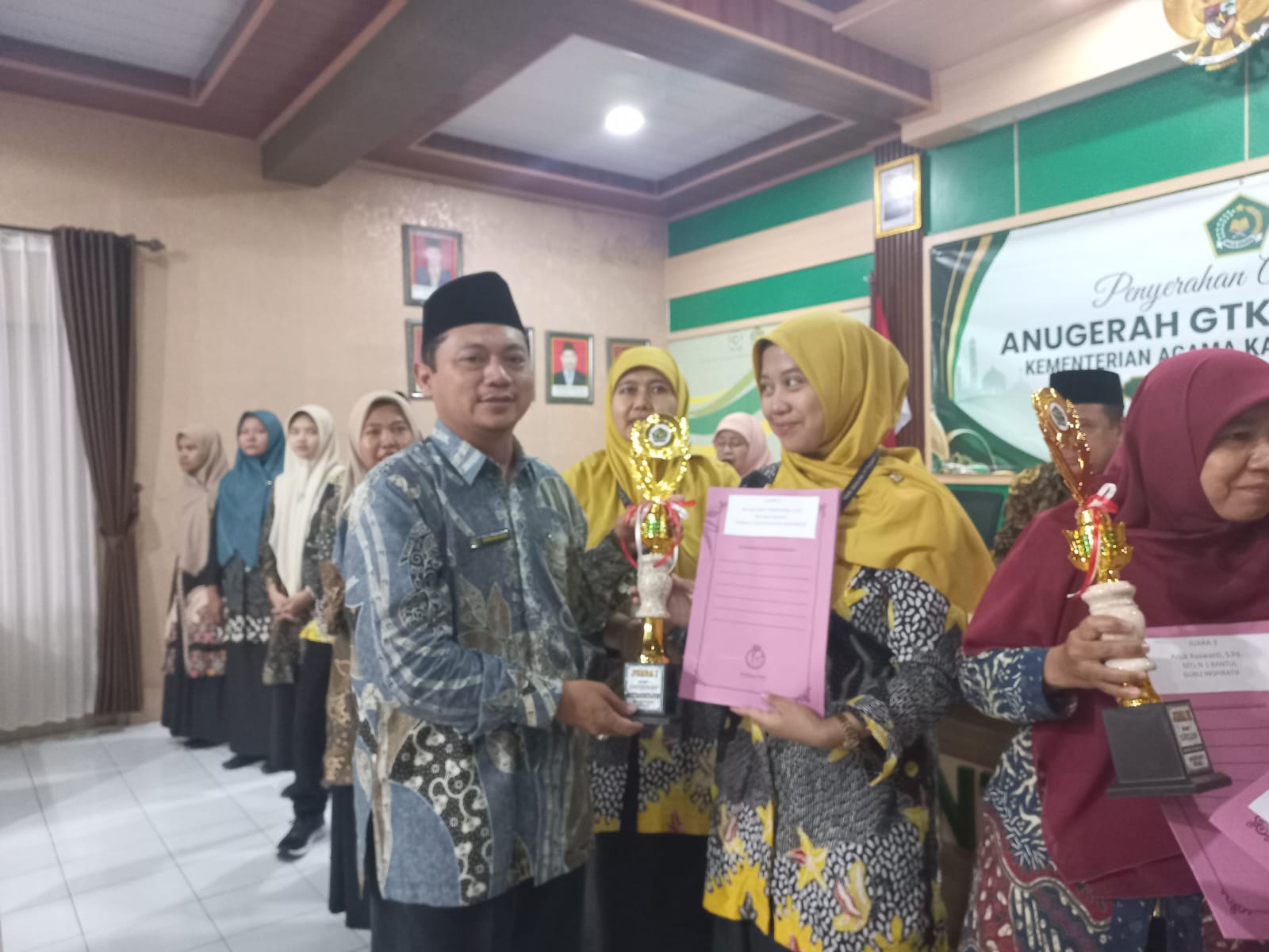 MTsN 9 Bantul Bangga, Arrisa Azari Raihanadya Raih Juara I Tenaga Kependidikan Inspiratif