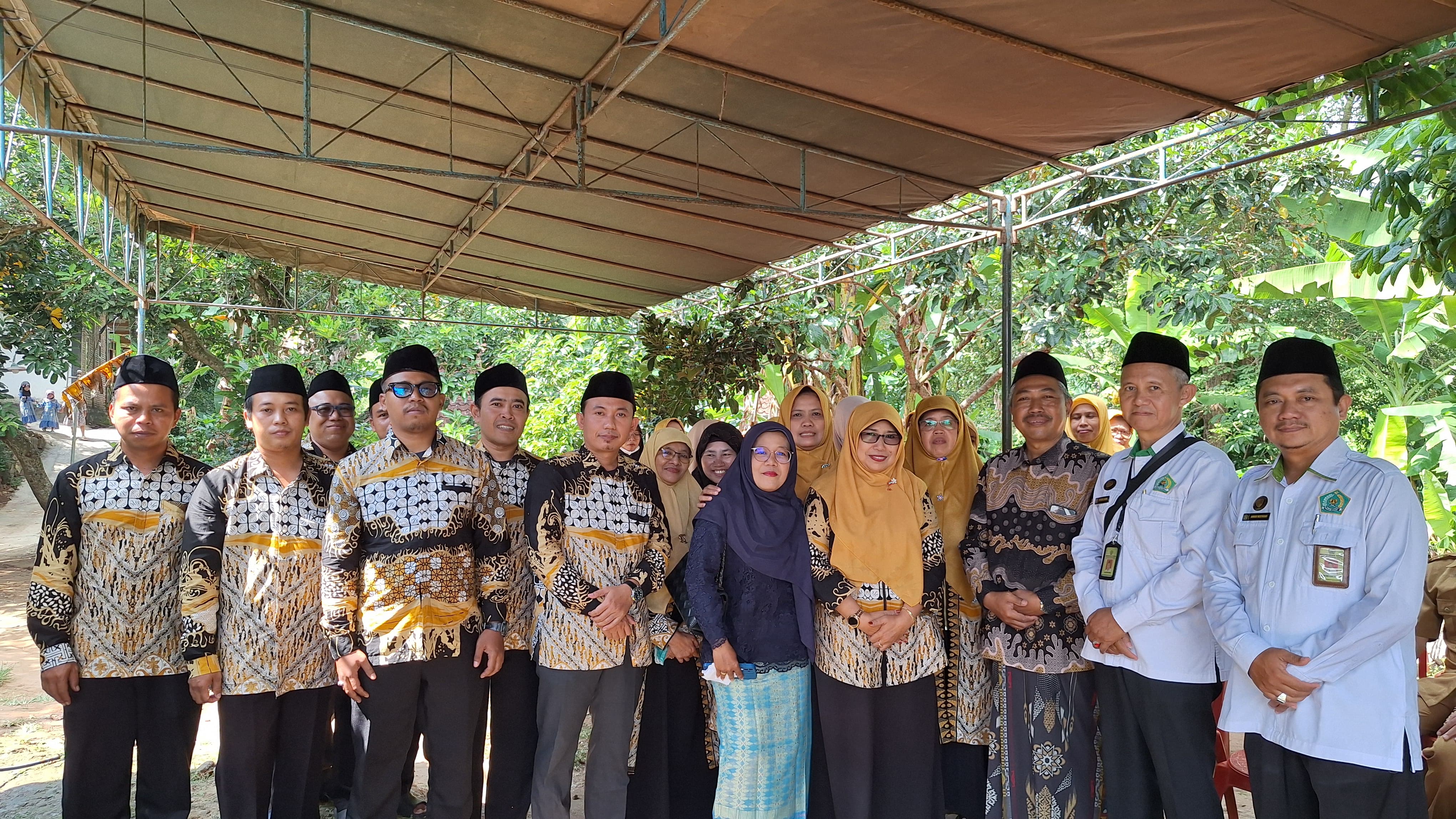 MIN 2 Bantul Takziyah ke Rumah Duka Ibunda Alumni Guru