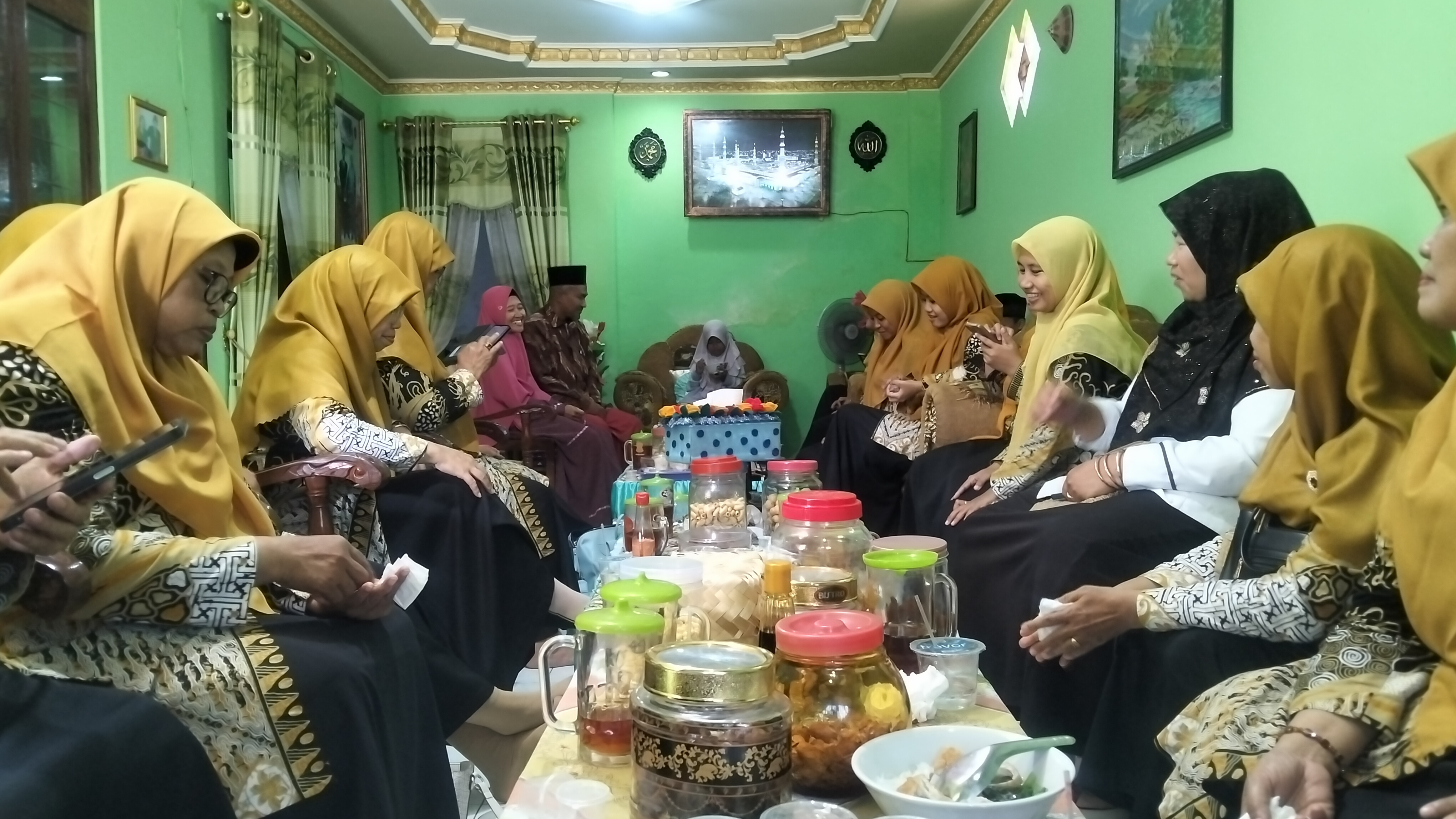 Guru dan Pegawai MIN 2 Bantul Jalin Silaturahmi Kepulangan Haji ke Rumah Didik Nurwanto