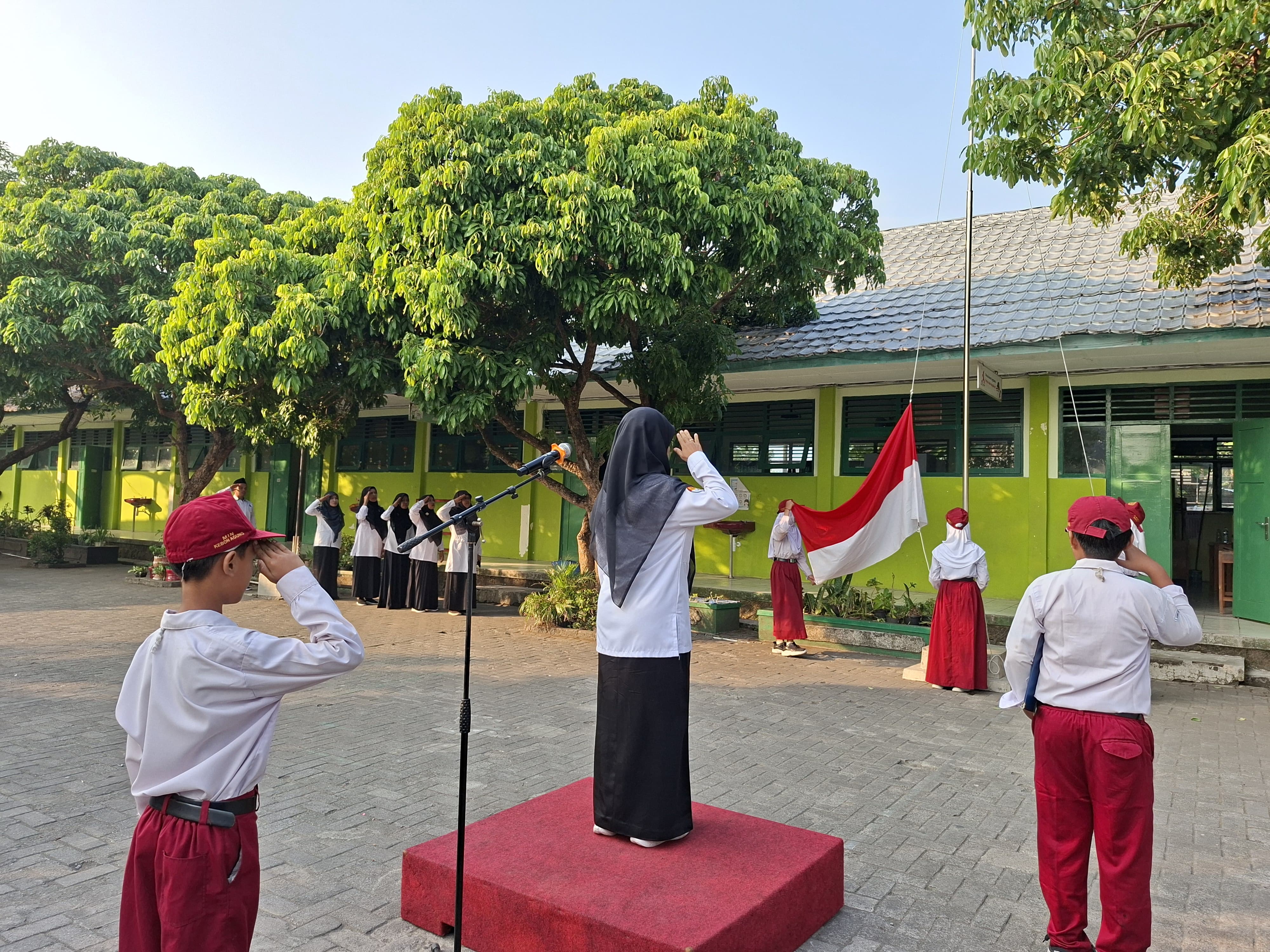 MIN 2 Bantul Perkuat Pendidikan Karakter Melalui Upacara Bendera Senin