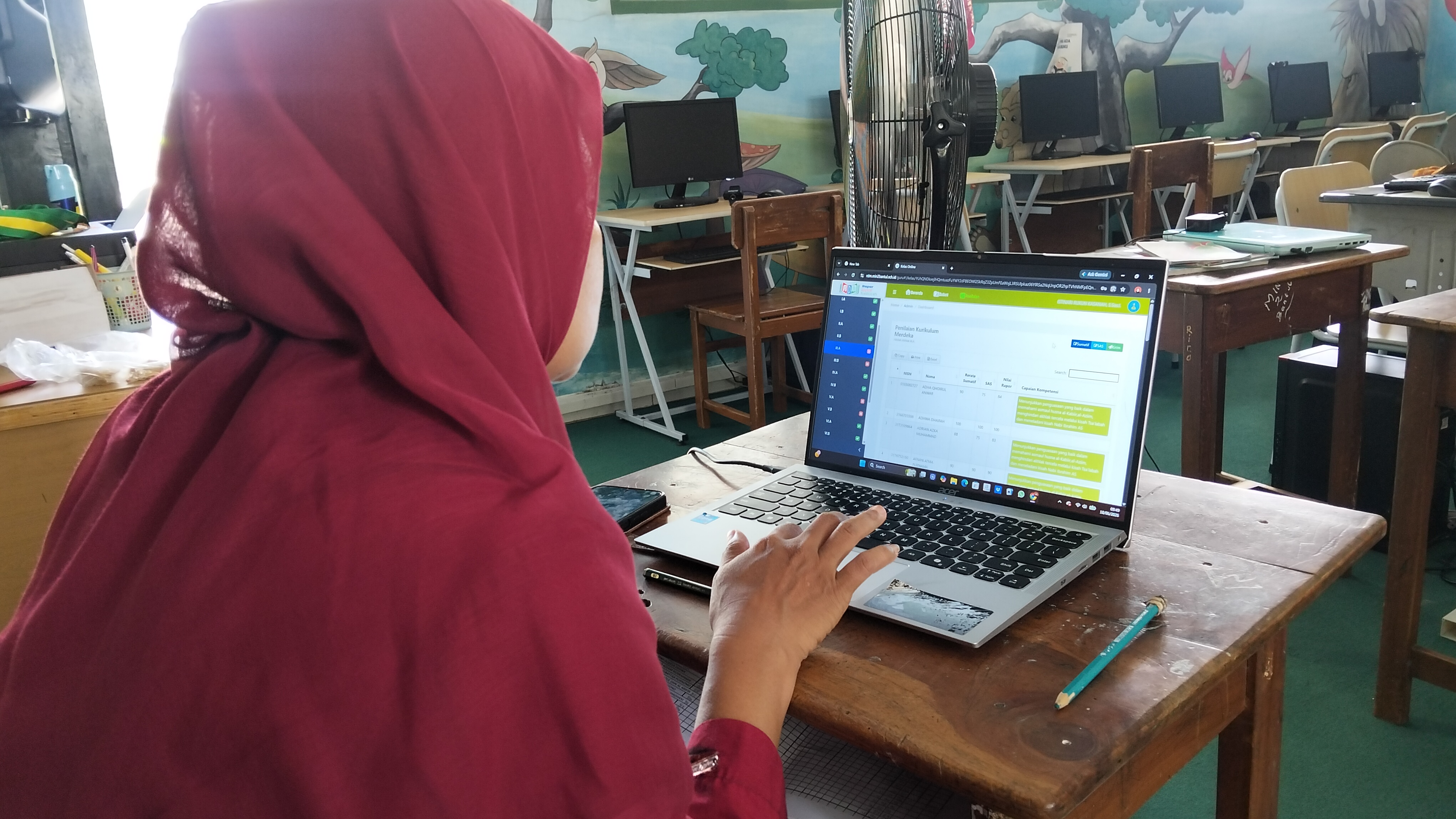Guru MIN 2 Bantul Input Nilai Rapor Digital Madrasah