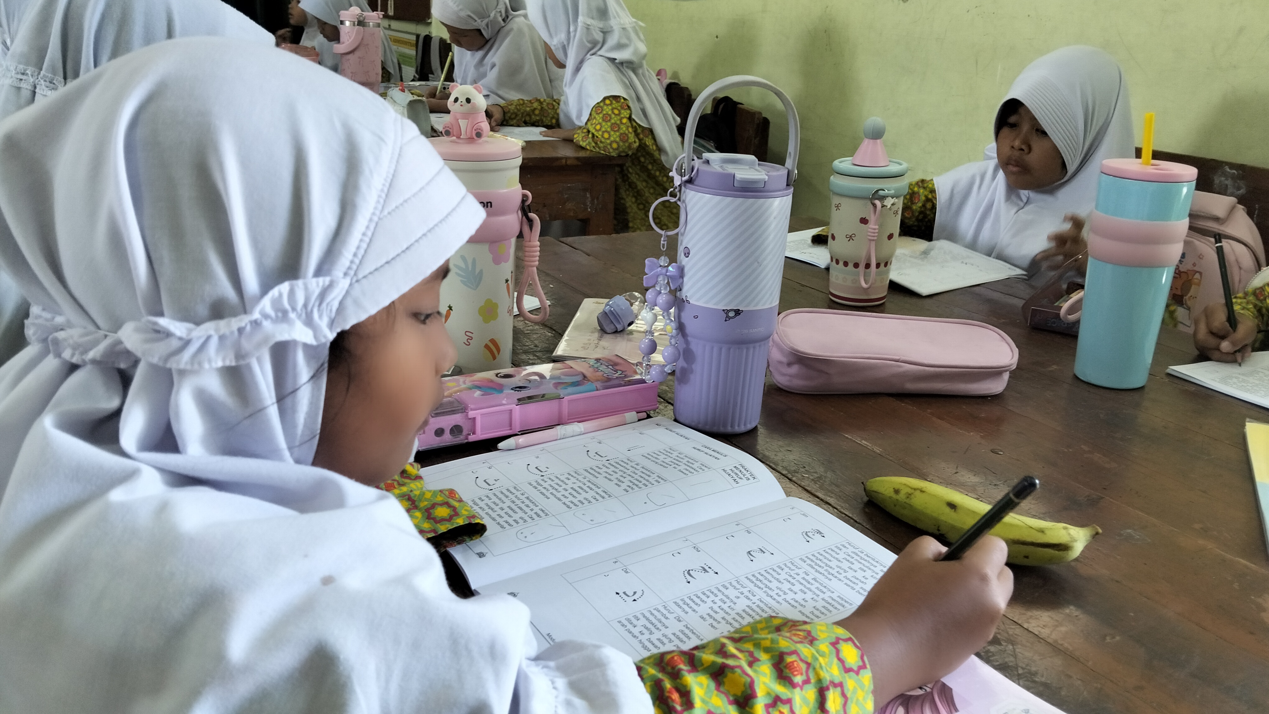Melatih Keindahan Tulisan Arab, Murid Kelas 2 MIN 2 Bantul Berlatih Khat Hijaiyah