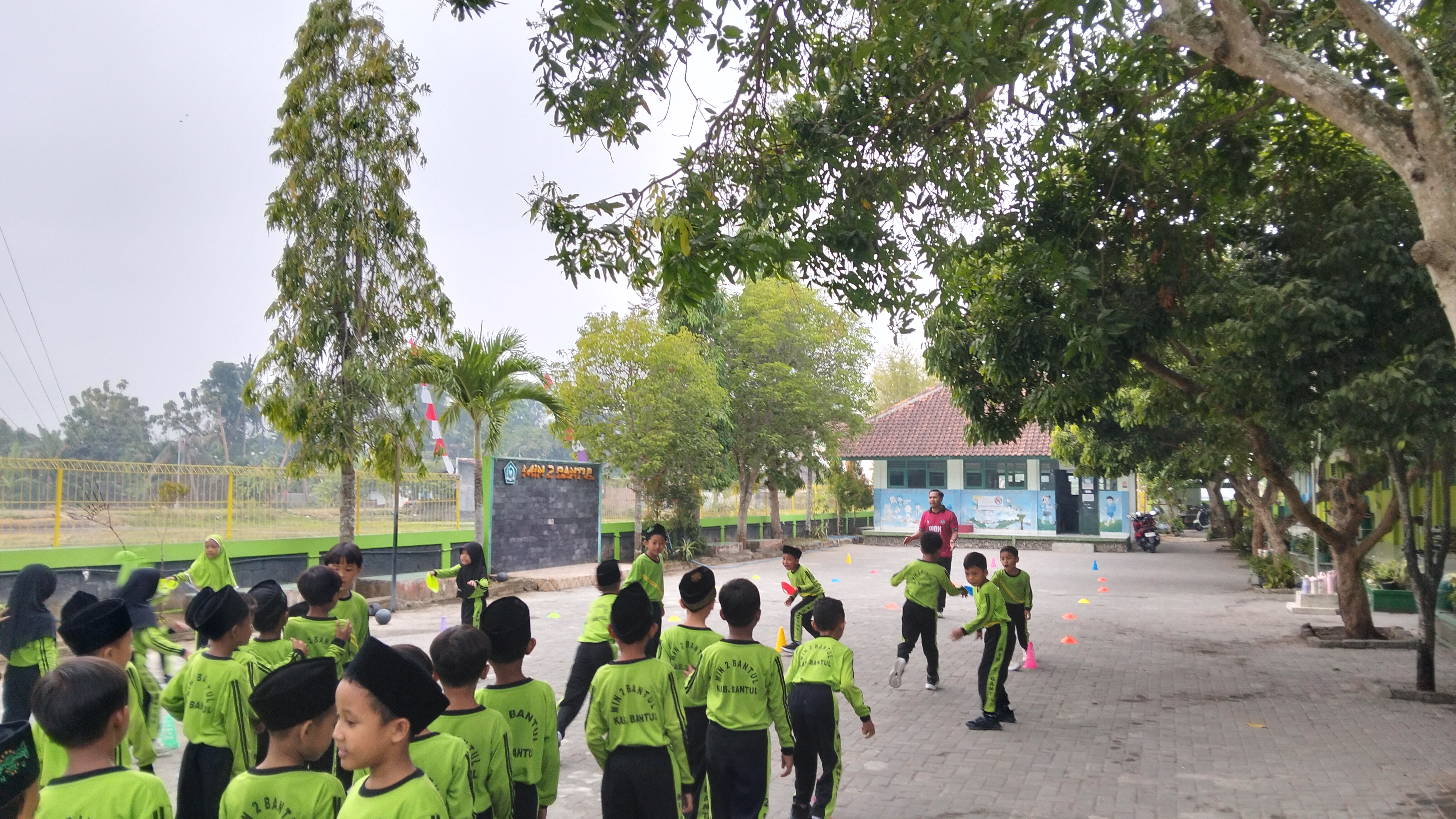 Belajar Sambil Bergerak, Murid Kelas 2 MIN 2 Bantul Kuasai Gerak Lokomotor dan Manipulatif