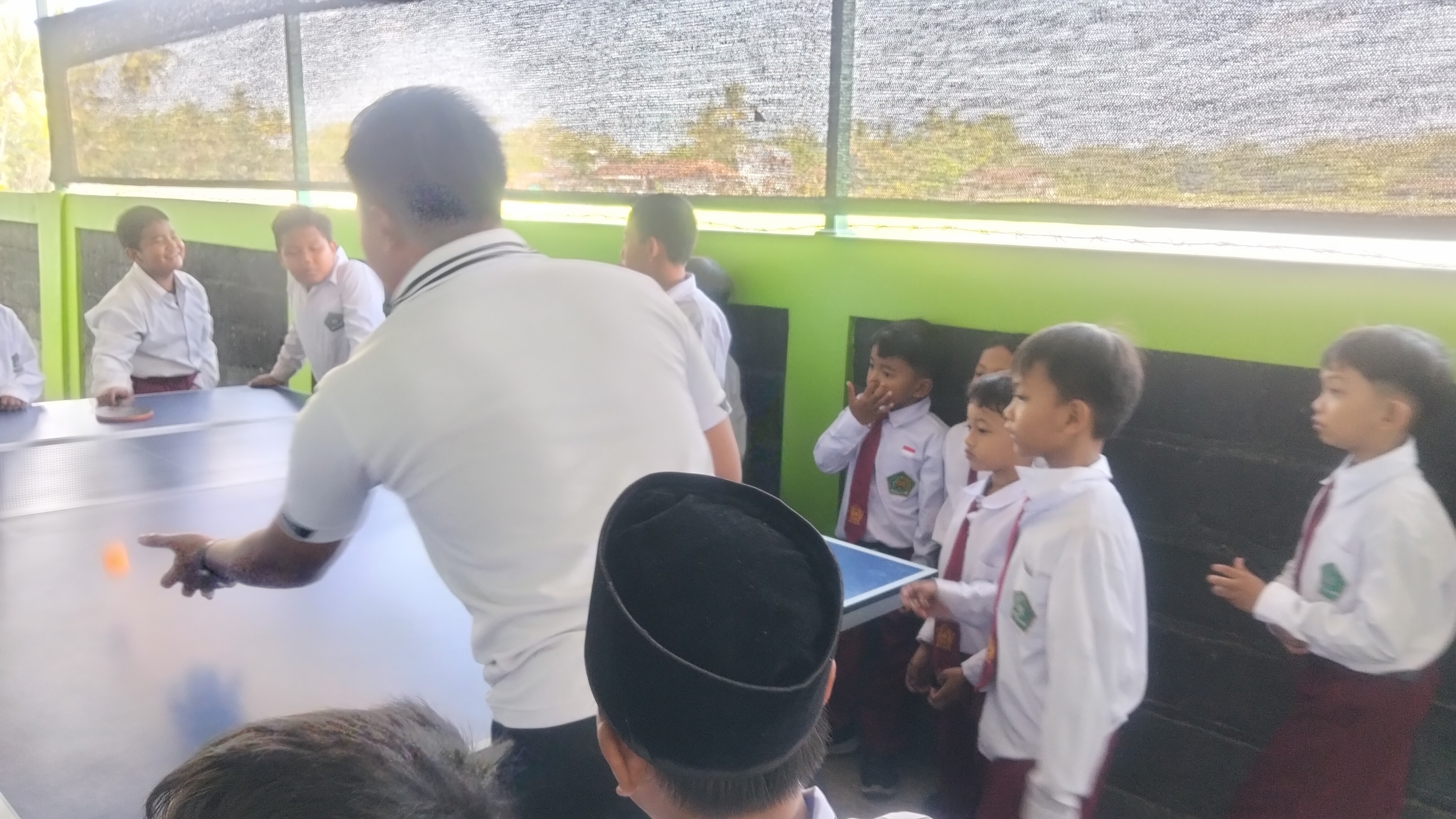 Murid Kelas 2B MIN 2 Bantul Antusias Latihan Tenis Meja dengan Peralatan Baru