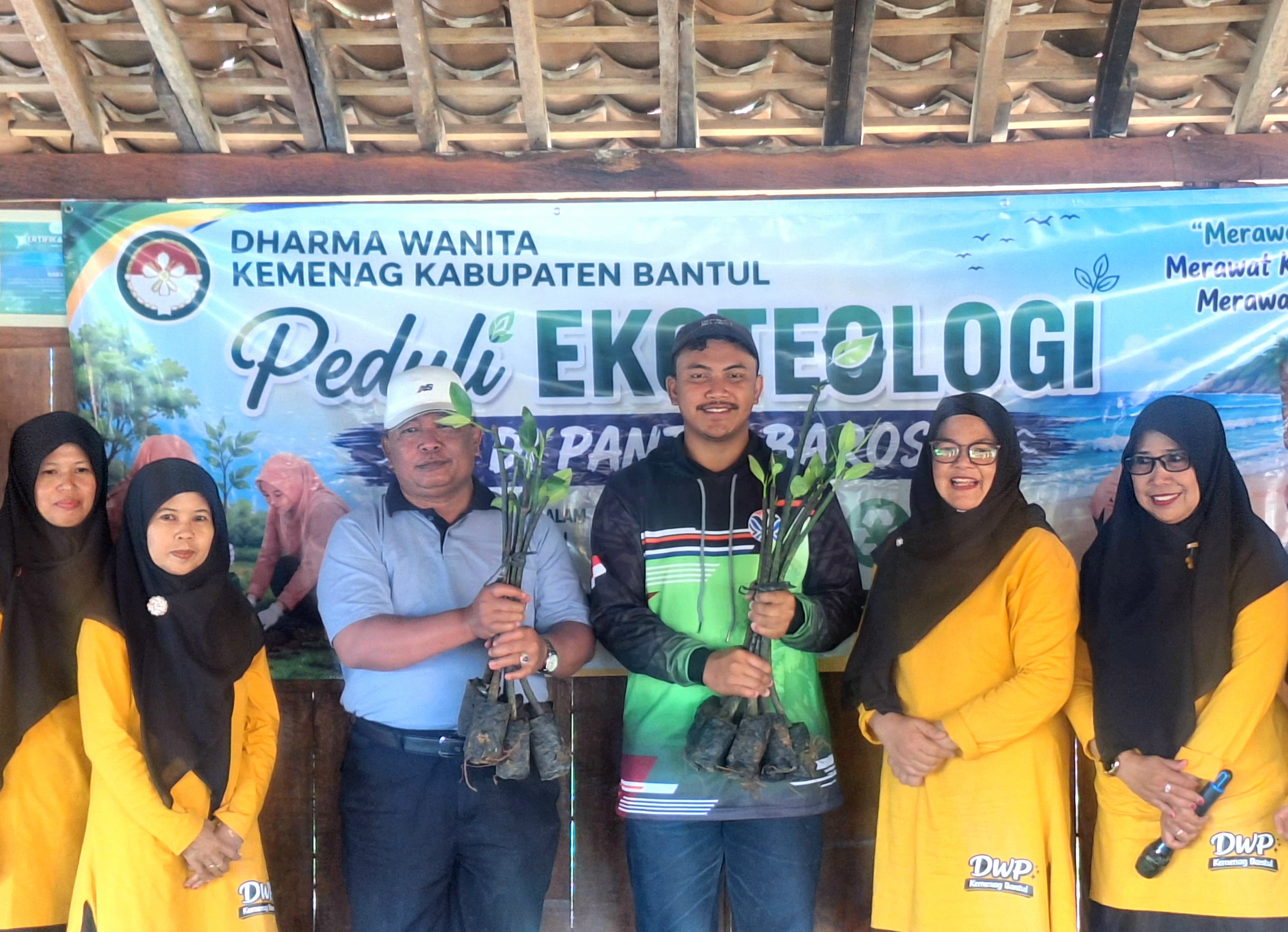 Semangat Peduli Lingkungan, Kepala MIN 2 Bantul Ikuti Penanaman Bakau di Pantai Baros