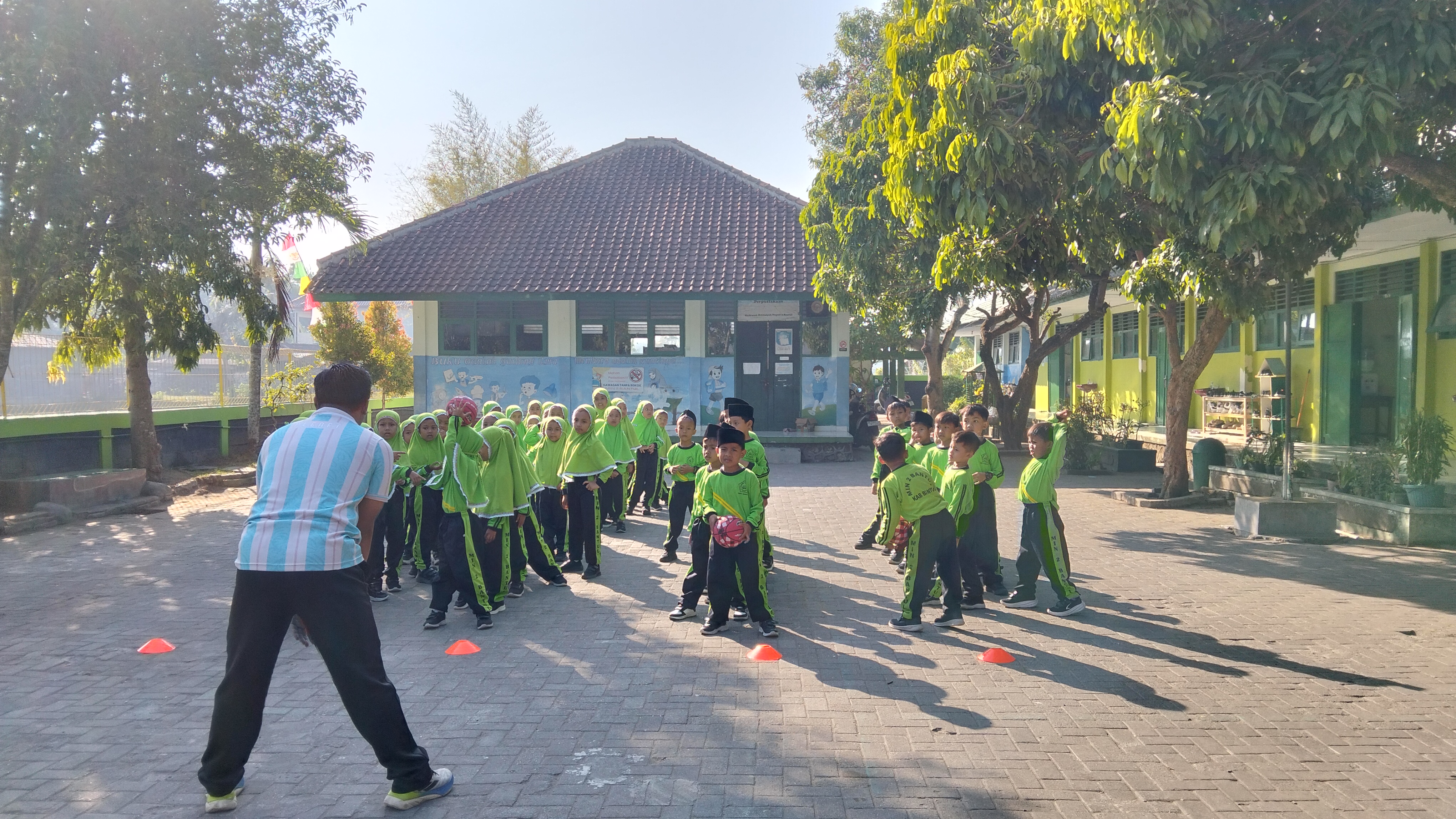 Belajar Gerak Manipulatif melalui Pembelajaran PJOK yang Menyenangkan