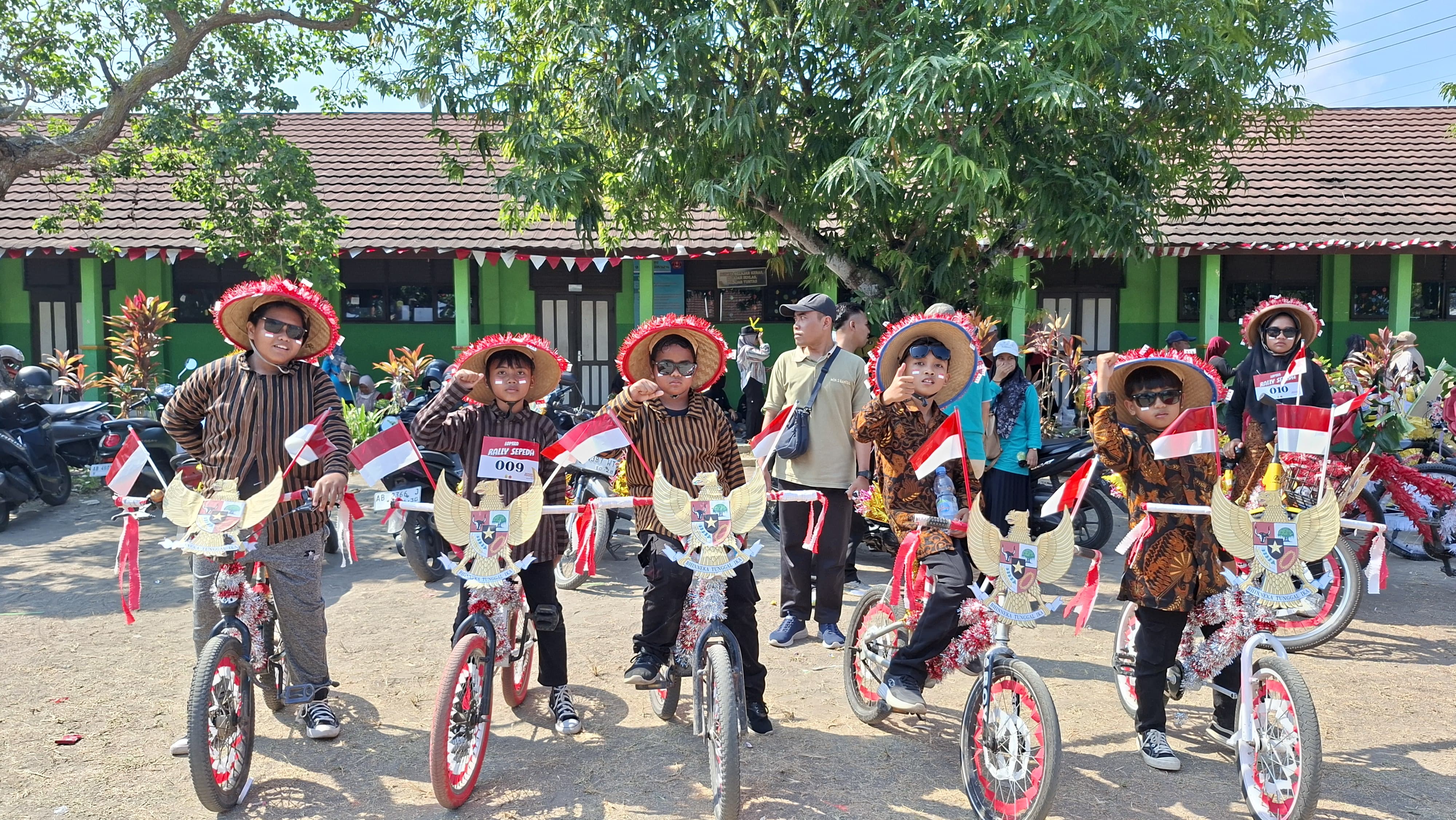 Kreativitas dan Semangat Kemerdekaan Murid MIN 2 Bantul dalam Lomba Sepeda Hias