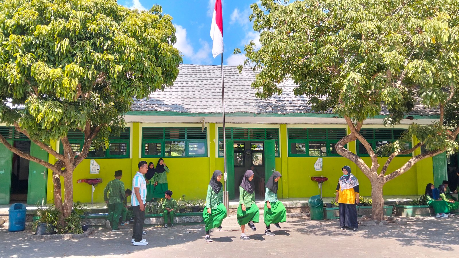 Murid Kelas 5A MIN 2 Bantul Bersiap Menjadi Petugas Upacara melalui Latihan Terarah