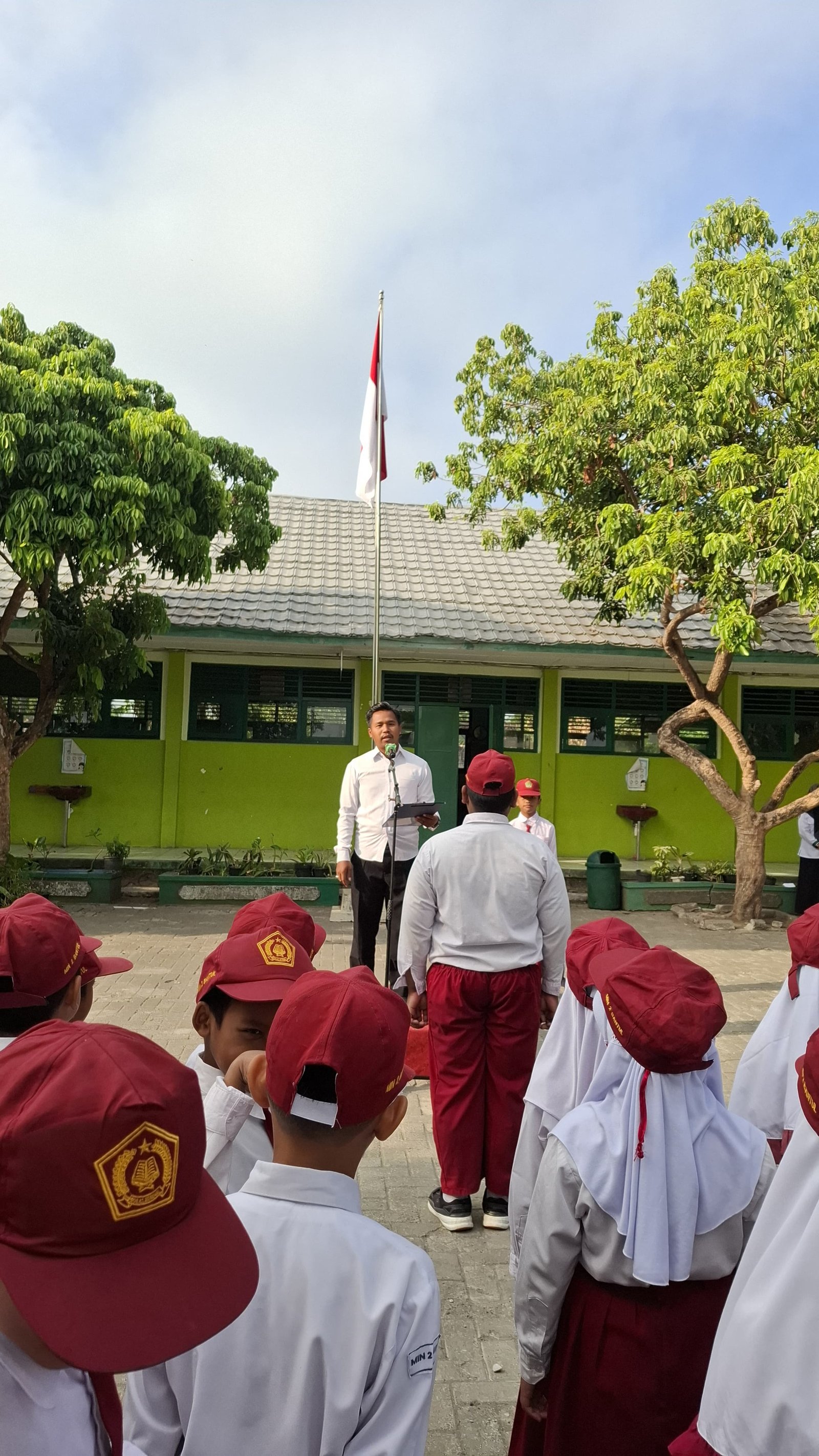 Siswa MIN 2 Bantul Diajak Cintai Lingkungan dan Jaga Keharmonisan Saat Upacara Bendera 