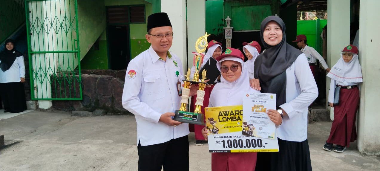 Siswi MINSABA mendapatkan predikat "AKTRIS BERBAKAT" dalam Awarding Lomba Film"