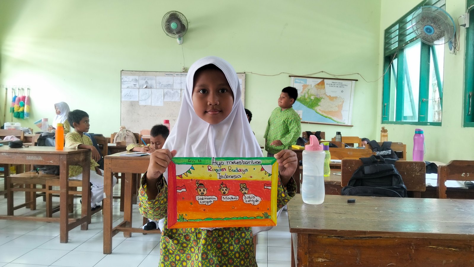 Kelas 4A MIN 2 Bantul Tuangkan Keanekaragaman Budaya dalam Karya Lukisan