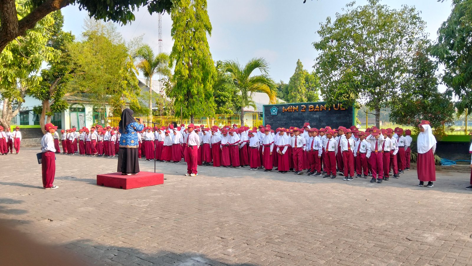 Kobarkan Semangat Pancasila, MIN 2 Bantul Perkuat Karakter Murid melalui Upacara