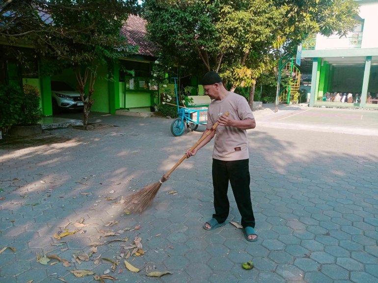 Bersihkan Halaman Madrasah Jelang Upacara Hari Kesaktian Pancasila