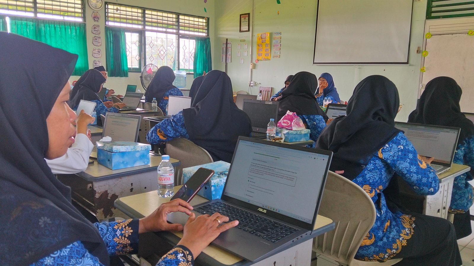 Guru MIN 2 Bantul Isi Aplikasi MAGIS, Perkuat Supervisi Digital dan Implementasi KBC