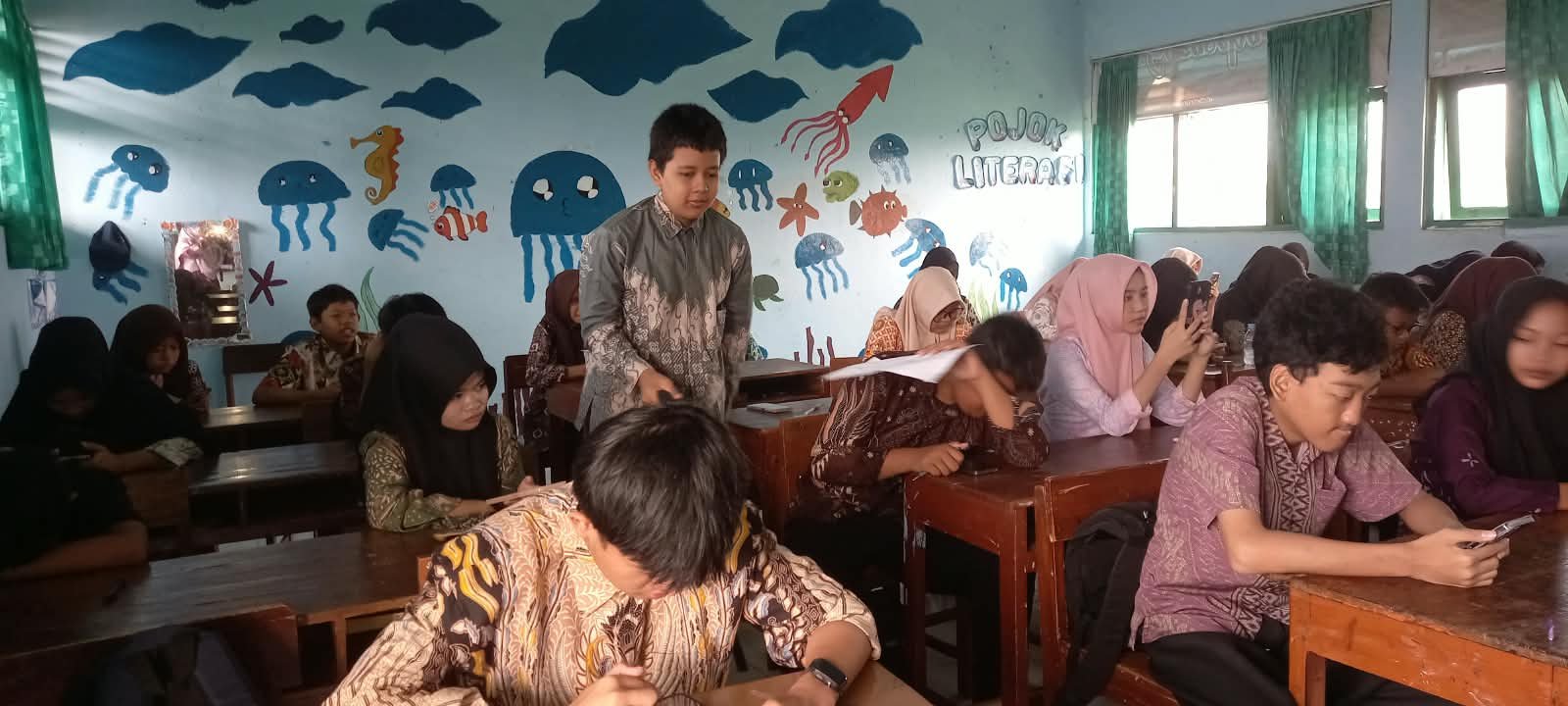 Siswa MTsN 7 Bantul Antusias Kenakan Batik Peringati Hari Batik Nasional