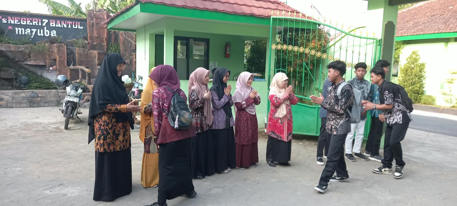 Batik Ceria Warnai Sapa Mentari Ma7uba di Hari Batik Nasional