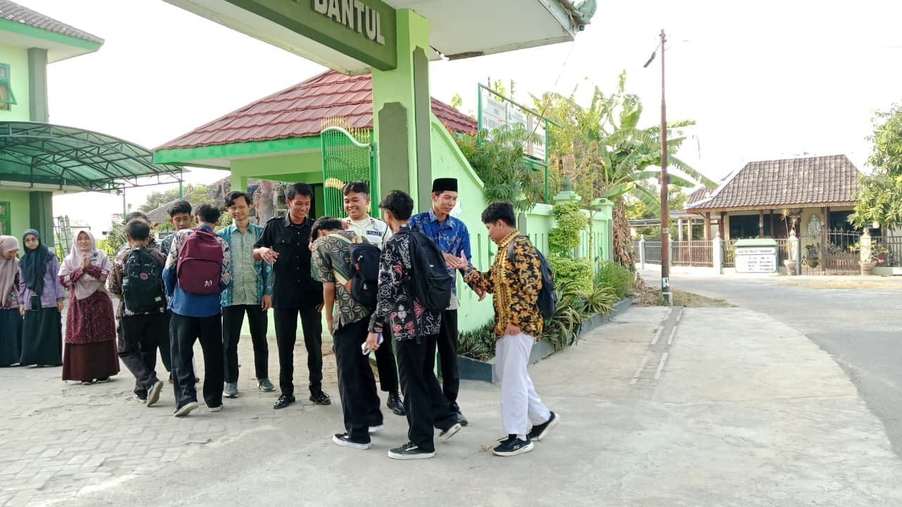 Sapa Mentari, Awali Pagi dengan Senyum Hangat dari Guru dan Pegawai MTsN 7 Bantul untuk Para Murid